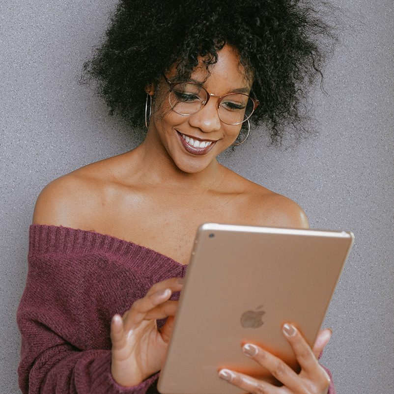 Frau mit Tablet richtet Kaffeeabo ein