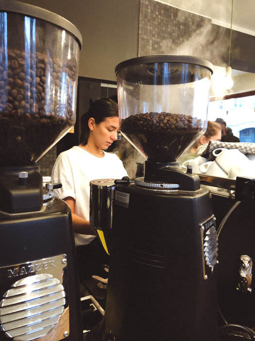 Mitarbeiterin der Rösterei Bergbrand aus Nürnberg bereitet einen Espresso zu