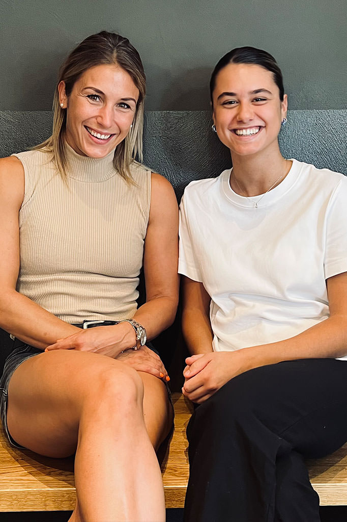 BERGBRAND_B2B_Team Portrait der Ansprechpartnerinnen für Geschäftskunden der Rösterei Bergbrand aus Nürnberg. Ina und Lola