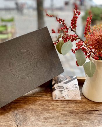 Geschenkbox von Kaffeerösterei Bergbrand in Nürnberg mit Brew Guide und Blumen