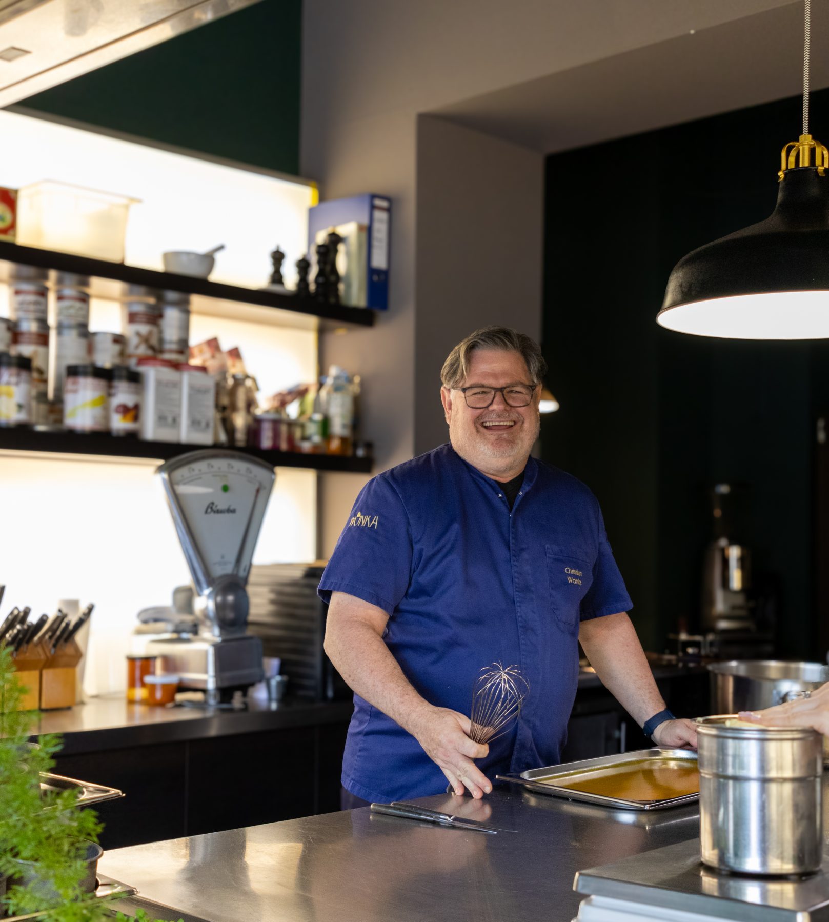 Christian Wonka, Restaurant Wonka, steht lachend in der Küche